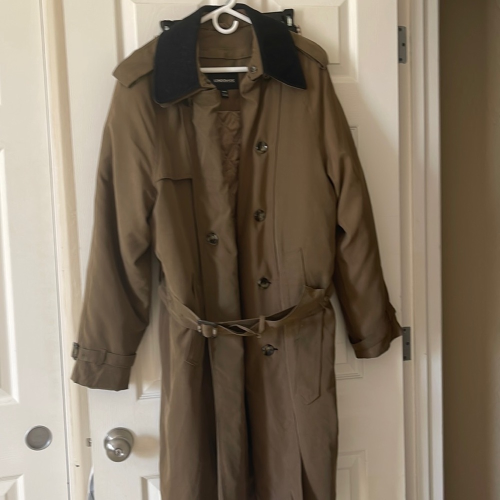 Like new worn once size 40 regular men’s trenchcoat Brown in color